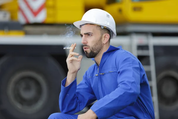 Muž Stavitel Kouření Venku — Stock fotografie