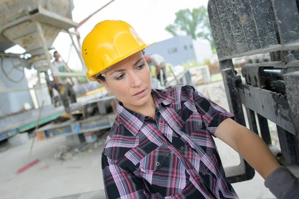 Koncentrerad Kvinnlig Ingenjör Och Kvinna — Stockfoto