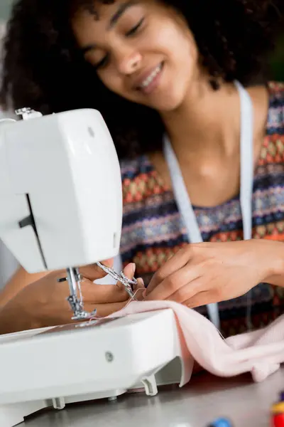 Молодая Швея Женщина Помощью Швейной Машинки — стоковое фото