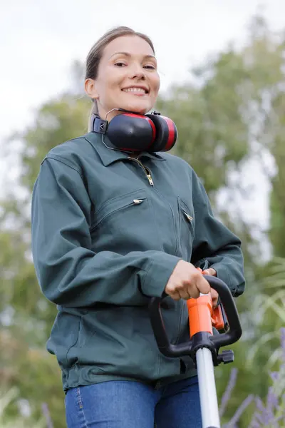 Šťastná Žena Zahradník Rýčem — Stock fotografie