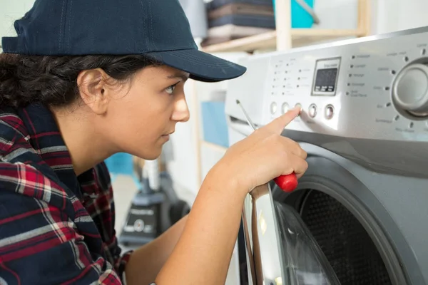 Mulher Que Fixa Uma Máquina Lavar Roupa — Fotografia de Stock