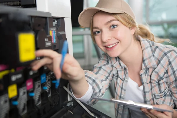 Young Lady Servicing Photocopier — Stock Photo, Image