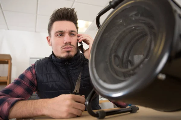Ung Stilig Man Telefon Reparera Radiator — Stockfoto