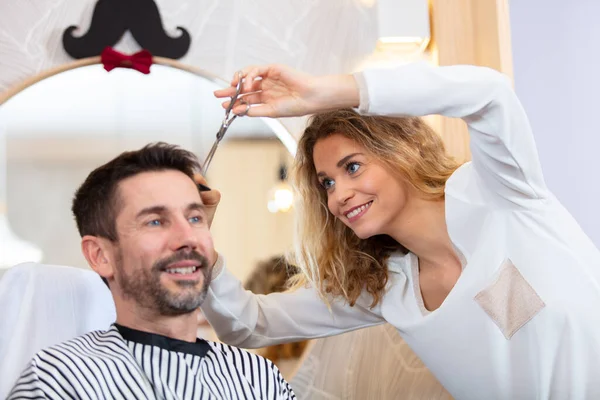 Coiffeur Couper Les Cheveux Beau Client Dans Salon Beauté — Photo