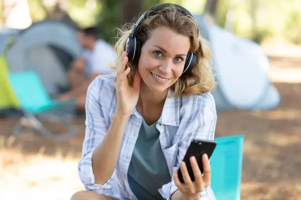 Young Woman Listening Mp3 Player Tent — Stock Photo, Image