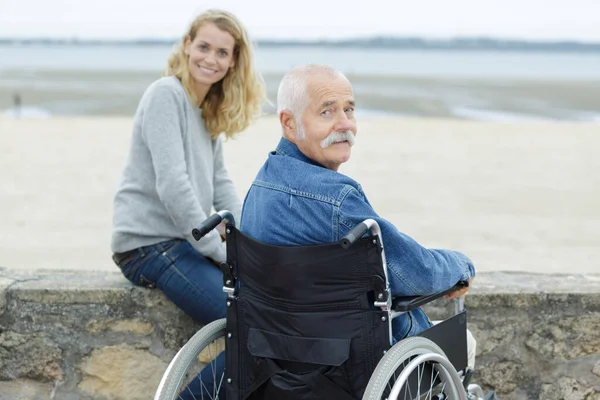 Senior Muž Invalidním Vozíku Dospělou Dcerou Při Pohledu Moře — Stock fotografie