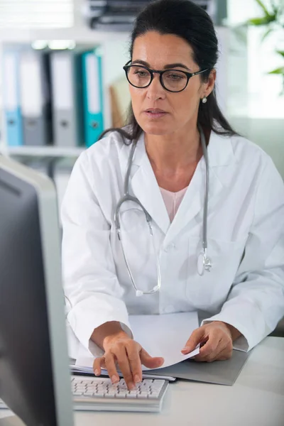 Professional Female Doctor Using Computer — Stock Photo, Image