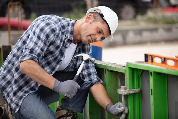 Builder Worker Hammer Construction Site — Stock Photo, Image