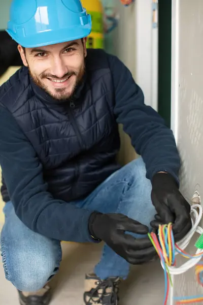 Eletricista Conectando Fios Para Tomada Parede Dentro Casa — Fotografia de Stock