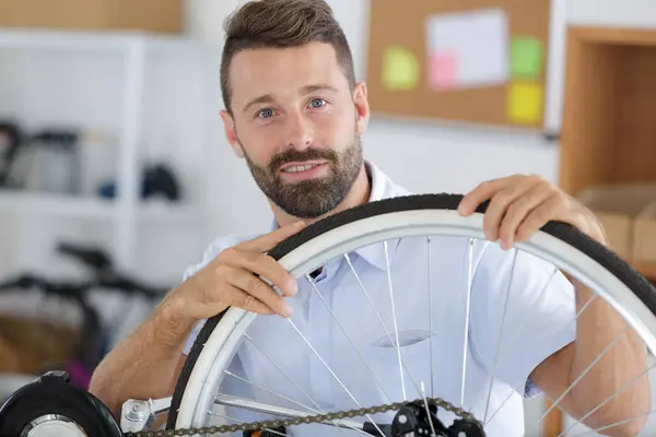 Mann Fixiert Rad Auf Fahrrad — Stockfoto