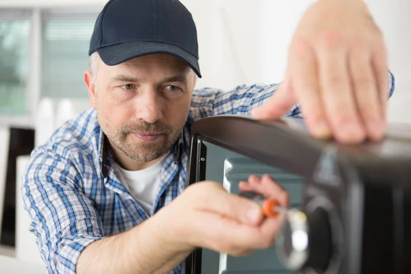Man Repairing Domestic Oven Kitchen — Stock Photo, Image