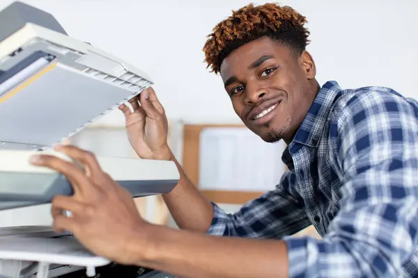 Portrait Young Man Using Photocopier — Stock Photo, Image