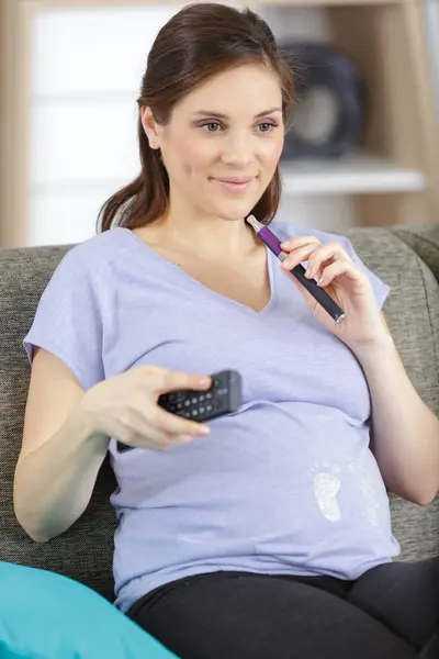 Mujer Embarazada Feliz Sosteniendo Cigarrillo Electrónico — Foto de Stock