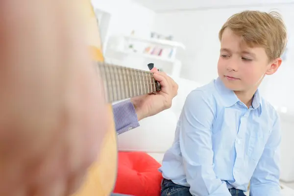 Kind Sieht Erwachsenen Beim Gitarrespielen — Stockfoto