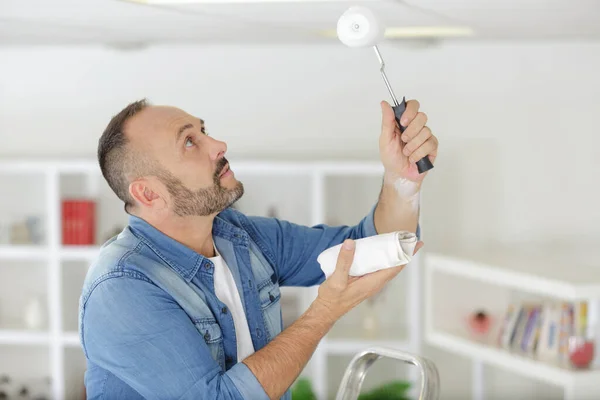 Man Painting Ceiling New House — Stock Photo, Image