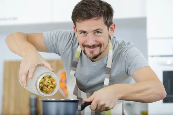 Człowiek Gotowanie Makaronu Domu — Zdjęcie stockowe
