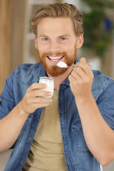 快乐的人在家里吃酸奶 — 图库照片