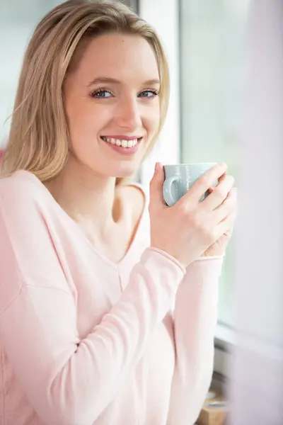 一个可爱的金发笑着喝咖啡的女人的肖像 — 图库照片