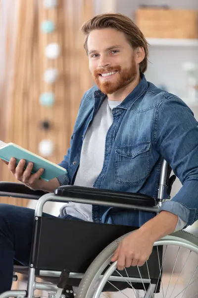 Tekerlekli Sandalyedeki Genç Yakışıklı Adam Engelli Konseptinde — Stok fotoğraf