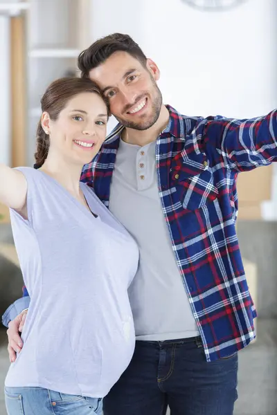 Erkek Dişi Birlikte Hamile Karnına Sarılırlar — Stok fotoğraf