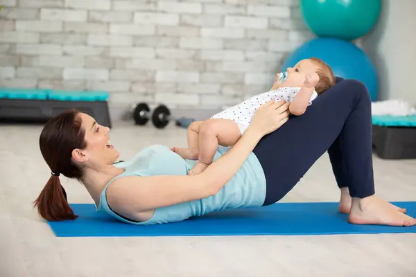 Moeder Met Baby Jongen Doen Yoga Oefeningen — Stockfoto