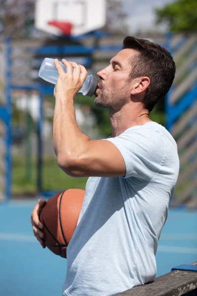 Young Basketball Player Drinking Water Bottle — Stock Photo, Image