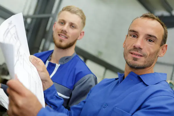 Dois Trabalhadores Vestindo Uniforme Azul Olhando Para Câmera — Fotografia de Stock