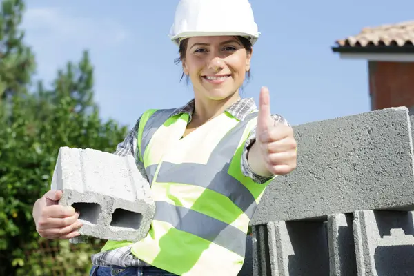 Woman Construction Worker Building Brick Wall — Stock Photo, Image
