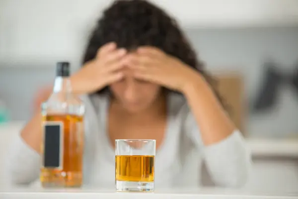Kafası Elinde Alkolik Bir Kadın Planda Içki Içiyor — Stok fotoğraf