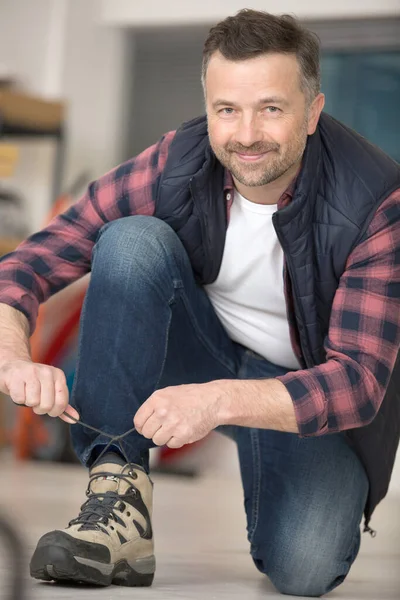 Happy Male Worker Doing Shoes Laces — Stock Photo, Image