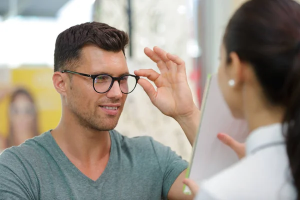 Man Die Brillen Spiegel Kijkt Opticiens — Stockfoto