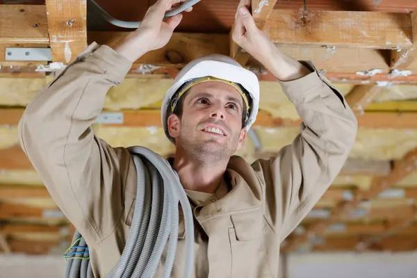 Constructor Masculino Está Haciendo Tronco Cable —  Fotos de Stock