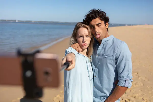 Couple Taking Selfie Beach — Stock Photo, Image