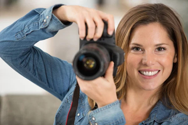Красивая Молодая Женщина Помощью Фотоаппарата — стоковое фото