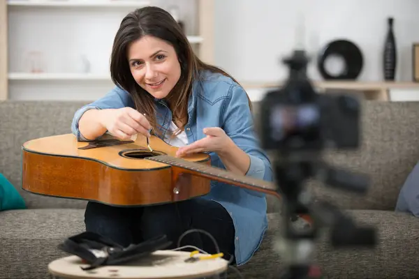 Woman Repairing Guitar Recording Blog — Stock Photo, Image