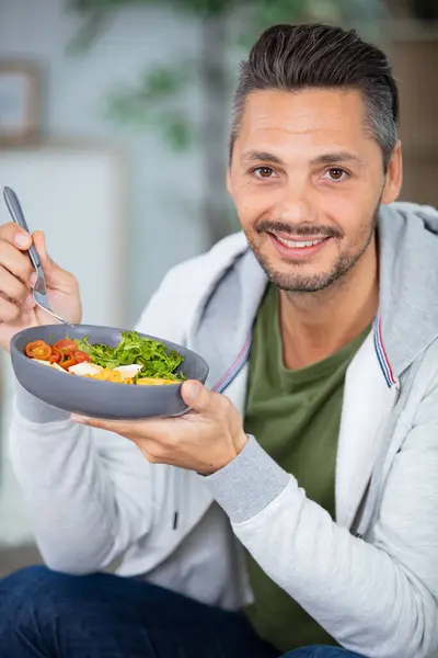 Jovem Comendo Uma Salada Saudável — Fotografia de Stock