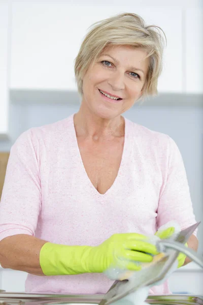Senior Woman Washes Dishes — Stock Photo, Image