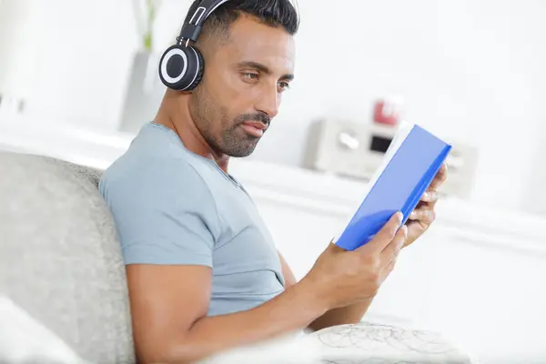 Relaxed Man Listening Music Reading Book — Stock Photo, Image