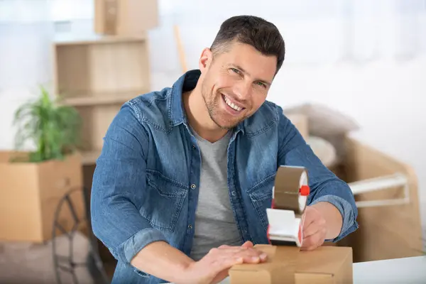 Hombre Feliz Cerrando Cajas Con Cinta Adhesiva — Foto de Stock