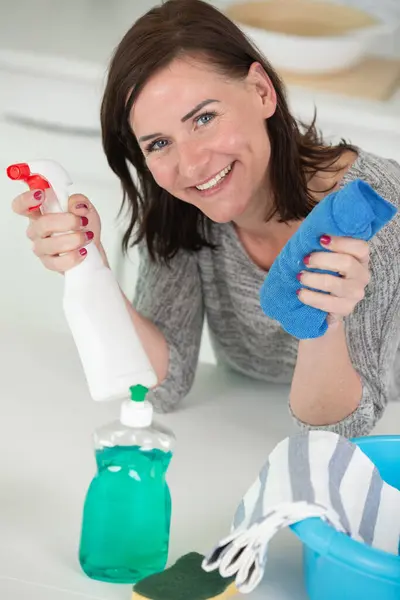 Beautiful Woman Smiling While Cleaning — Stock Photo, Image
