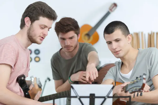 Three Young Musicians Discussion — Stock Photo, Image