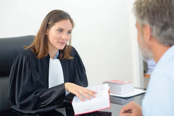 Vrouwelijke Advocaat Holding Boek Ontmoeting Met Mannelijke Cliënt — Stockfoto