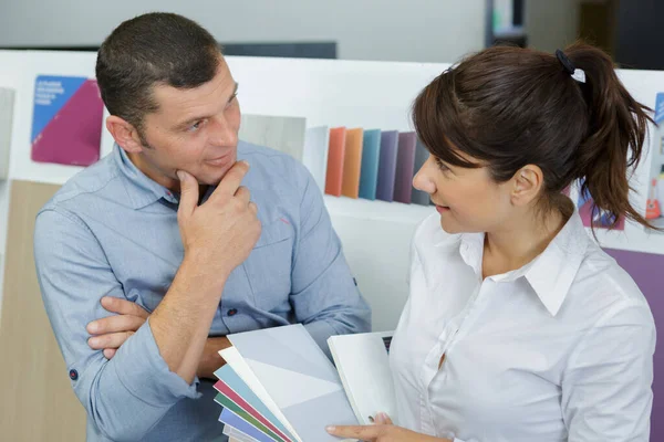 Man Woman Discussing New Paint Colors — Stock Photo, Image