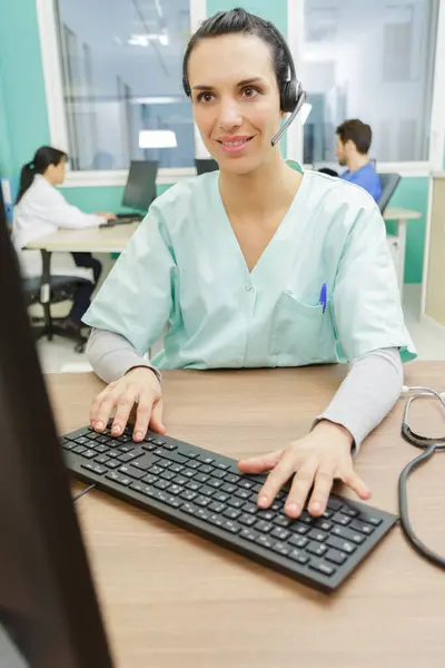 Female Nurse Working Computer Hospital Reception — Stock Photo, Image