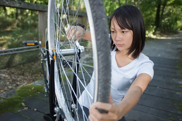 Jeune Femme Avec Clé Réparation Vélo Sur Route Campagne — Photo