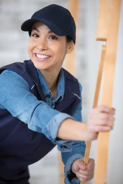 Lycklig Kvinnlig Arbetare Med Trä — Stockfoto