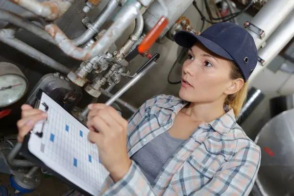 Female Machine Technician Doing Her Inspection — Stock Photo, Image