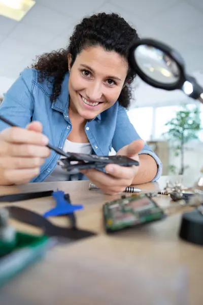 Kvinnlig Ingenjör Tittar Krets Genom Förstoringsglas — Stockfoto