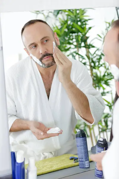 Hombre Afeitándose Mirando Espejo Baño —  Fotos de Stock