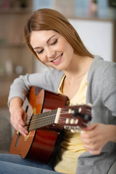 Mujer Sosteniendo Una Guitarra Con Sus Manos —  Fotos de Stock
